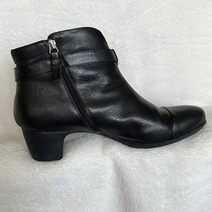 Size 12 Airwalk leather boots with suede inside.